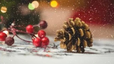 Yükseliyor kar Noel çam kozalağı ile dijital bileşik