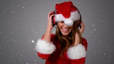 Mutlu kız dans santas elbiseli yüzünden düşen kar ile video kompozisyon