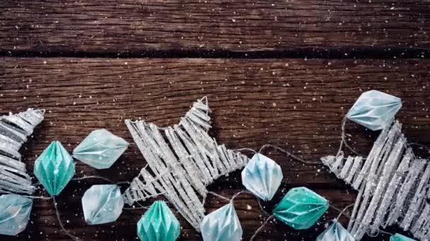 Cyfrowy Kompozytowy Śniegu Spadające Ozdobami Świątecznymi Drewno — Wideo stockowe