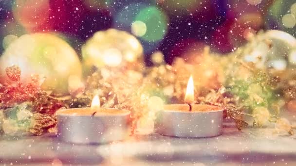 雪が降ると組み合わせるキャンドルとクリスマス装飾のデジタル合成 — ストック動画