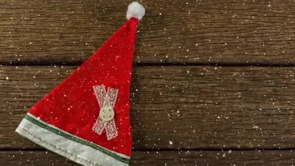 Composito Digitale Falling Snow Con Cappello Babbo Natale Legno — Video Stock