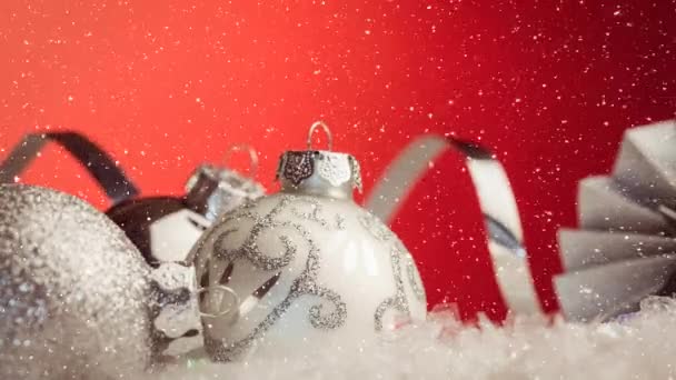 Composto Digital Neve Caindo Com Decoração Bugigangas Natal — Vídeo de Stock
