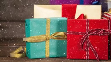 Noel hediyeler dekorasyonu ile yükseliyor kar dijital bileşik