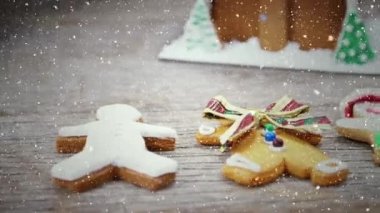 Noel zencefil erkek kurabiyeleri ile masası üzerine düşen kar ile video kompozisyon