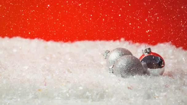 Composito Digitale Neve Cadente Con Decorazione Palline Natale — Video Stock