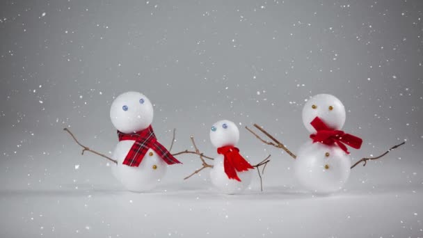 Digitaler Verbund Aus Fallendem Schnee Mit Weihnachtlicher Schneemanndekoration — Stockvideo