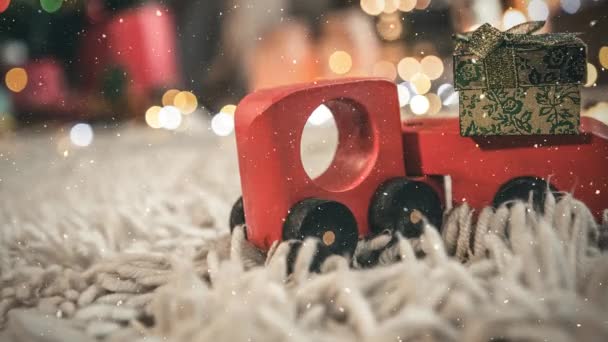 在为圣诞节装饰的客厅里 红色玩具车在地毯上的数字合成与飘落的雪结合在一起 — 图库视频影像