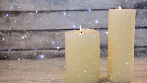 Digitale Composiet Van Vallende Sneeuw Met Kerst Kaarsen — Stockvideo