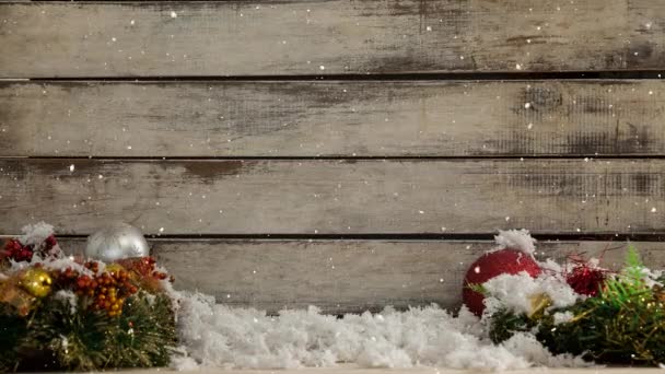 Цифровой Композит Падающего Снега Рождественскими Украшениями Дерева — стоковое видео