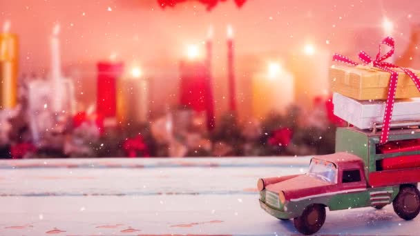 模型车的数字复合 车顶有礼物 蜡烛的背景模糊 加上飘落的雪 — 图库视频影像