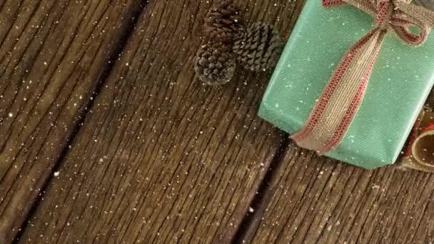 Composite Numérique Neige Tombante Avec Décoration Cadeau Noël Sur Bois — Video