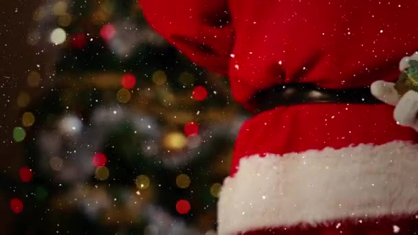 视频组成与降雪在圣诞老人躯干从后面与礼物在手 — 图库视频影像
