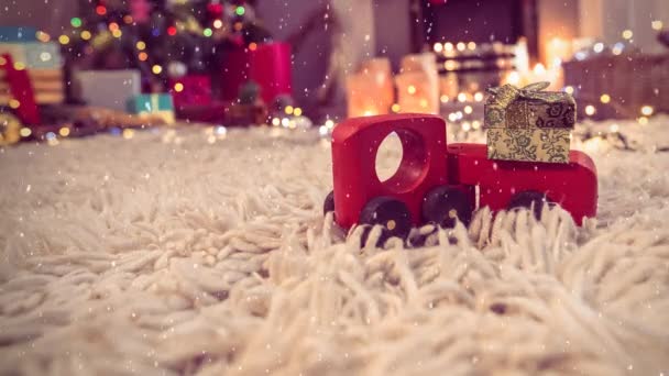 在为圣诞节装饰的客厅里 红色玩具车在地毯上的数字合成与飘落的雪结合在一起 — 图库视频影像
