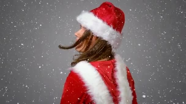Video Kompozice Padající Sníh Nad Dívka Santa Obleku Otočil — Stock video