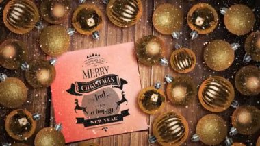 Yükseliyor kar ve Merry Christmas metin Not ve baubles dekorasyon ahşap üzerine dijital bileşik