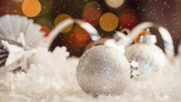 Composto Digital Neve Caindo Com Decoração Bugiganga Natal — Vídeo de Stock