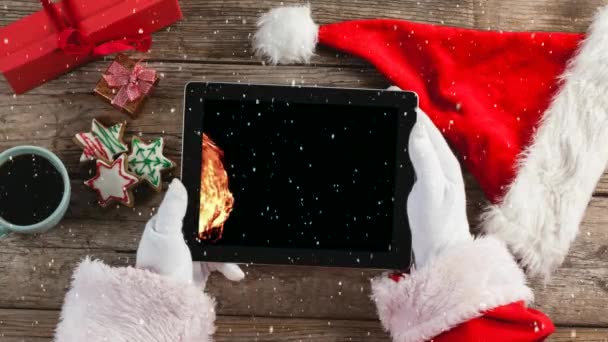 Video Composizione Con Neve Sopra Scrivania Con Santa Mano Tablet — Video Stock