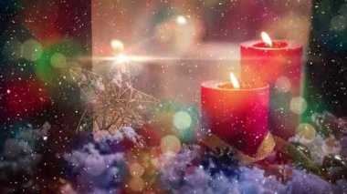 Mumlar ve Noel dekorasyon yağan kar ile kombine bir pencere dışında dijital bileşik