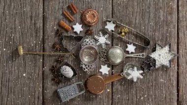 Dijital bileşik yükseliyor kar ile Noel ağacı süsle