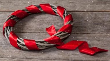 Yükseliyor kar Noel çelenk dekorasyonu ile dijital bileşik