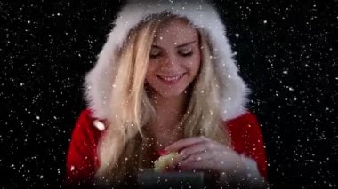 Hediye tutarak Noel Baba'nın elbiseli kız yüzünden düşen kar ile video kompozisyon