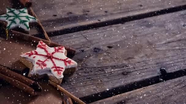Cyfrowy Kompozytowy Śniegu Spadające Ozdobami Świątecznymi Drewno — Wideo stockowe
