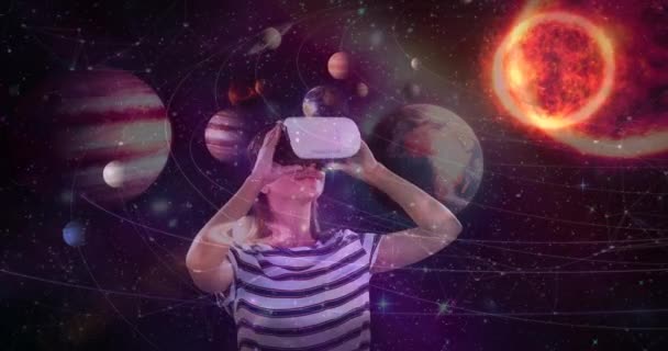 拡張現実感 で宇宙を見て科学組成女性のデジタル合成 — ストック動画