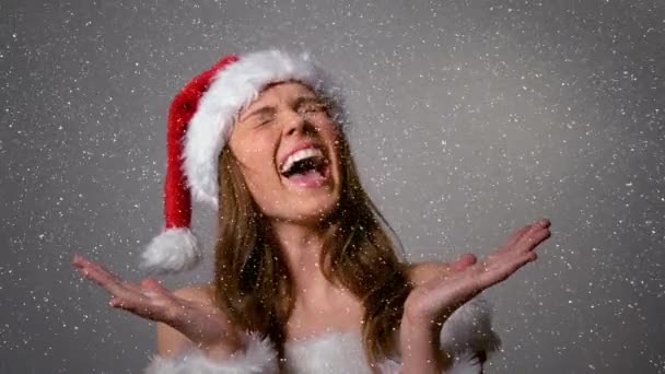 录影构成与下落的雪在愉快的女孩在圣诞老人西服 — 图库视频影像
