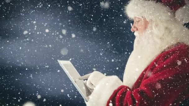 Цифровий Композит Санта Клауса Взаємодіє Своїм Планшетом Поєднанні Падаючим Снігом — стокове відео