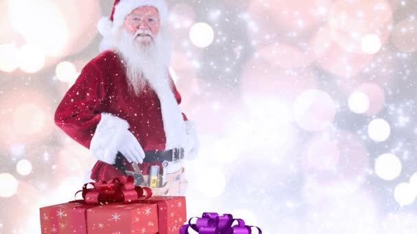 サンタ クロースとクリスマス プレゼントのデジタル合成が雪と組み合わせる — ストック動画