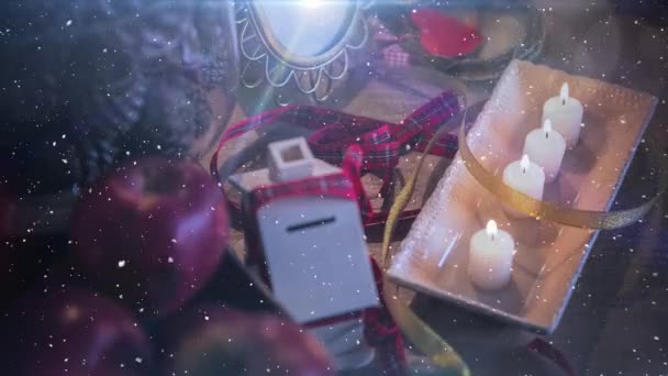 Digitaler Verbund Aus Kerzen Und Weihnachtsdekoration Kombiniert Mit Fallendem Schnee — Stockvideo