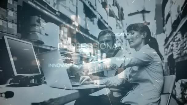 Composto Digital Pessoas Que Trabalham Laptop Armazém Situação Armazém Combinado — Vídeo de Stock