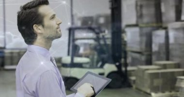 Ambar kompozisyon adamın depodaki bağlı Dünya 4 k animasyon ile kombine bir tablet tutan dijital bileşik