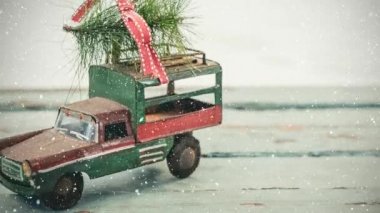 Model Araba çatısı yağan kar ile birlikte üzerinde bir Noel ağacı ile dijital bileşik