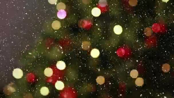 Schneefall Über Verschwommenem Video Von Weihnachtsbaumbeleuchtung Gemütlichem Raum — Stockvideo
