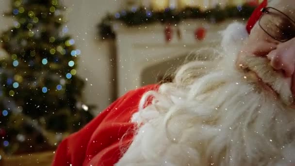 Videokomposition Mit Fallendem Schnee Über Den Zimmer Schlafenden Weihnachtsmann — Stockvideo