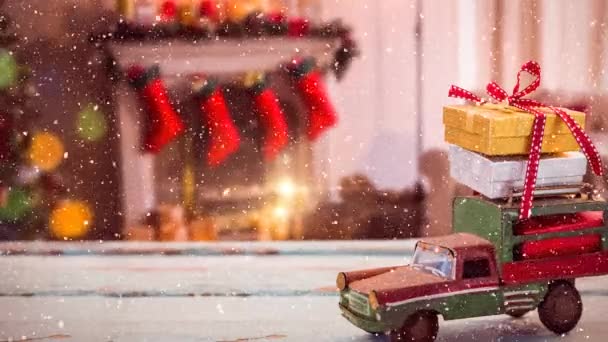 模型车的数字合成 车顶上有礼物 一个为圣诞节装饰的客厅的背景模糊 加上飘落的雪 — 图库视频影像