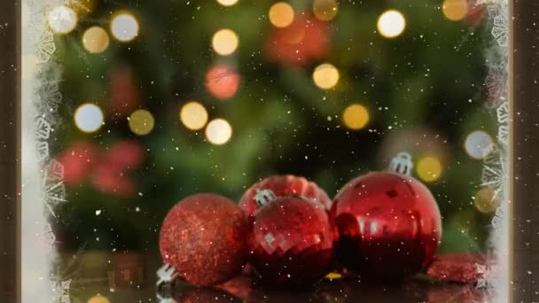 视频组成与雪在房间与圣诞节装饰通过冰冷的窗口观看 — 图库视频影像