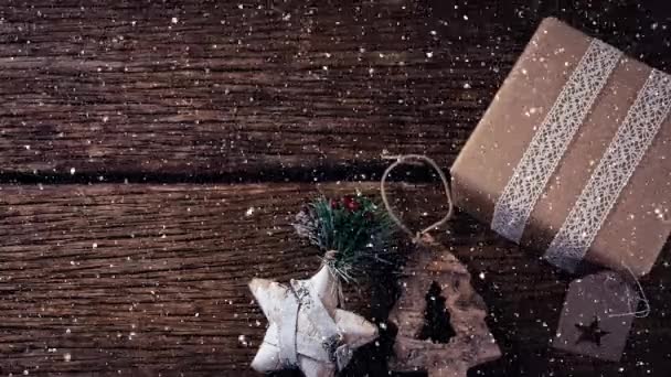 数字复合落雪与圣诞节装饰和礼物在木头 — 图库视频影像