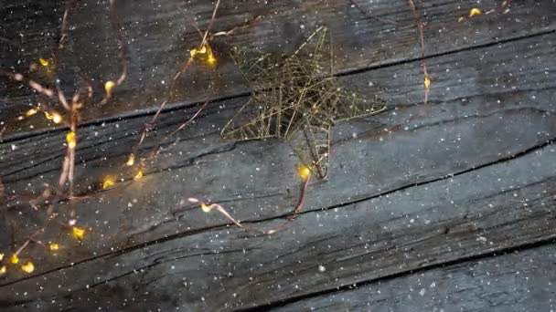 Digitale Composiet Van Vallende Sneeuw Met Kerstverlichting Hout — Stockvideo