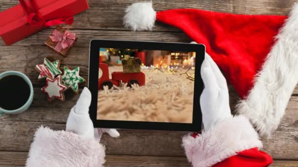 Cyfrowy Kompozytowy Santa Pomocą Tabletu Bożego Narodzenia Domu — Wideo stockowe