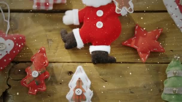 Composição Vídeo Com Neve Caindo Sobre Mesa Com Decorações Natal — Vídeo de Stock