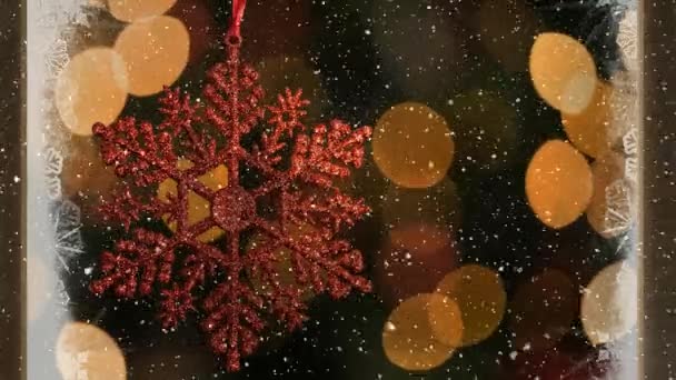 Videokomposition Mit Schnee Über Raum Mit Weihnachtsdekoration Durch Vereistes Fenster — Stockvideo