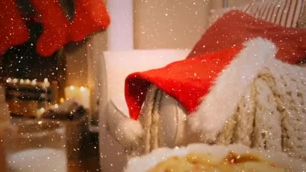 Kompozycja Wideo Padającego Śniegu Biurko Plików Cookie Santa Hat Mleczne — Wideo stockowe