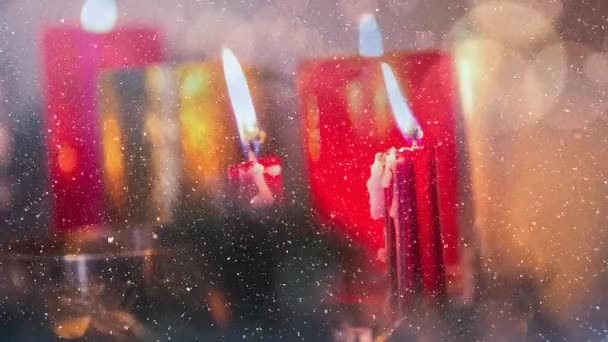 蜡烛和圣诞装饰的数字复合与飘落的雪相结合 — 图库视频影像