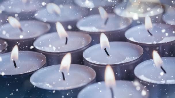 蜡烛的数字合成与飘落的雪相结合 — 图库视频影像