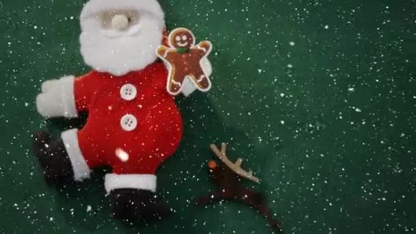 Composición Vídeo Con Nieve Cayendo Sobre Escritorio Con Muñeca Santa — Vídeo de stock