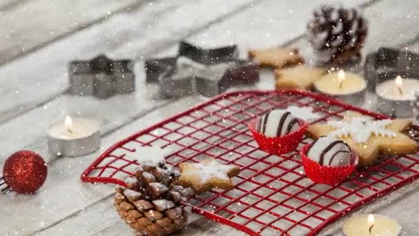 数字复合落雪与圣诞装饰饼干 — 图库视频影像