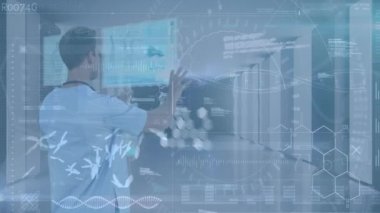 Bilim kompozisyon bilim diyagramları ile birlikte büyük bir dokunmatik ekran kullanan adam dijital bileşik