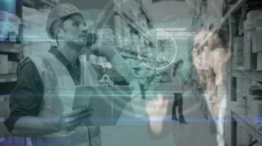 Adamın depodaki bağlı bir dünyaya çeviren bir harita dokunmadan bir kadının animasyon ile birlikte dijital bileşik